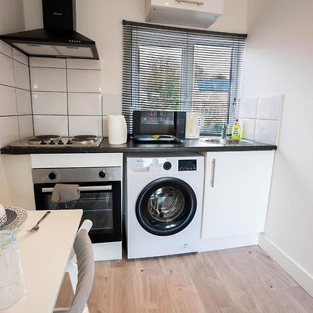 No 02 Studio Flat Available Near Aylesbury Town Station Exterior foto