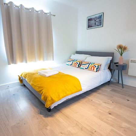No 02 Studio Flat Available Near Aylesbury Town Station Exterior foto