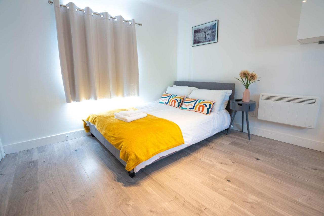 No 02 Studio Flat Available Near Aylesbury Town Station Exterior foto